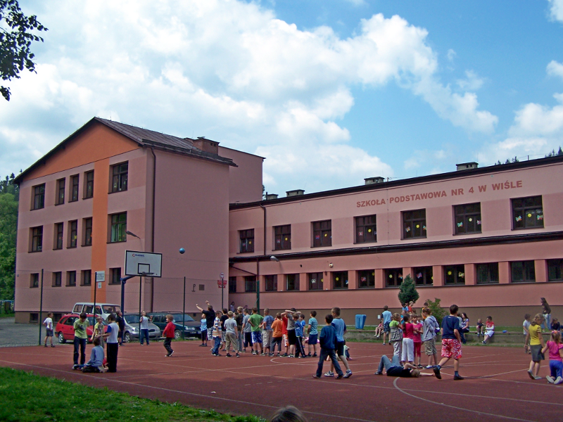 Budynek szkoły w Wiśle Głębcach